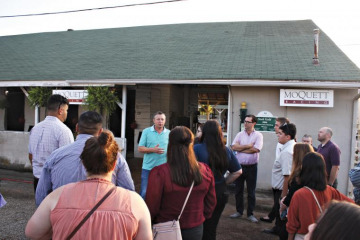 Students at the barn of Ron MoQuette while he shares the ins-and-outs of life as a trainer